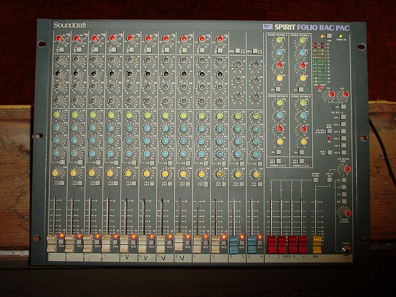 Table Soundcraft Spirit Folio rac pac.jpg